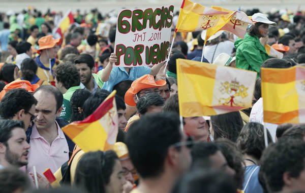 1-_Expectantes_ante_la_prxima_llegada_del_Papamvil