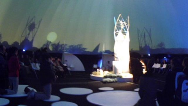 Interior de la carpa de Oración