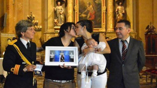 Foto de Lesbianas bes�ndose en la Iglesia