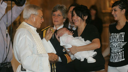 Bautismo de hija adoptiva de pareja de lesbianas