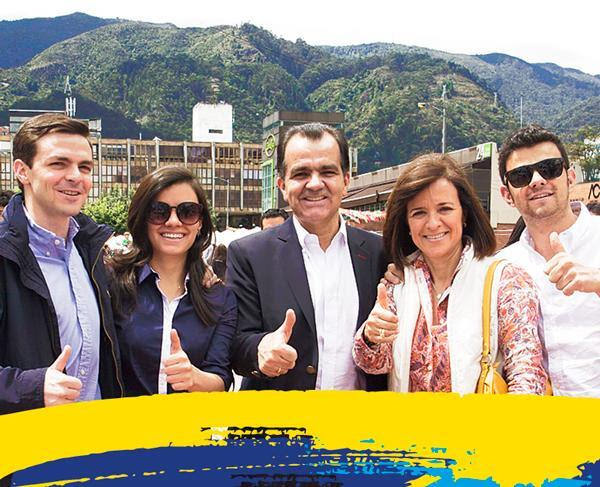 Oscar Iv�n Zuluaga con su familia
