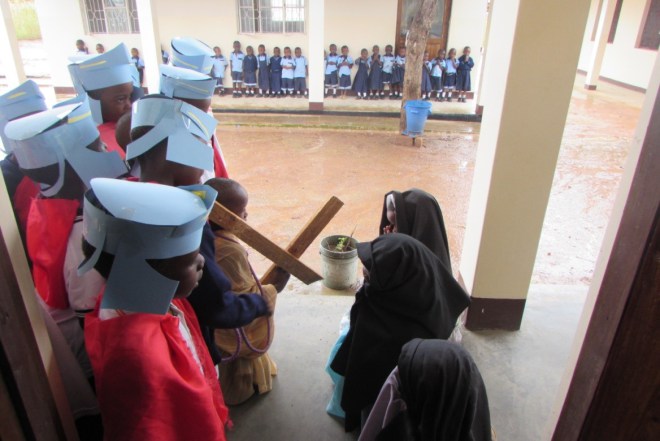 Servidoras-del-Se�or-y-de-la-Virgen-de-Matara-Tanzania-Via-Crucis-Jes�s-encuentra-a-las-mujeres-piadosas-de-fondo-el-p�blico